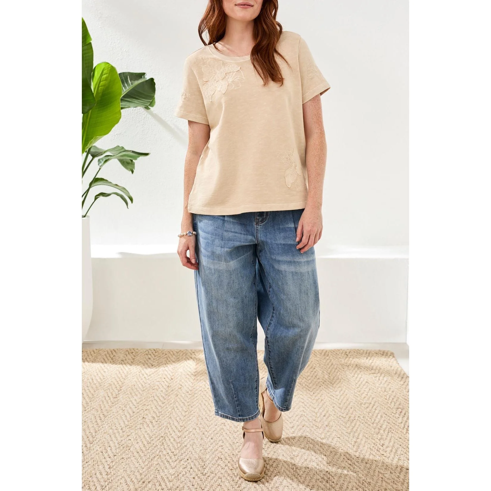 CREW NECK SHORT SLEEVE TEE WITH EMBROIDERED PATCHWORK - Image 3