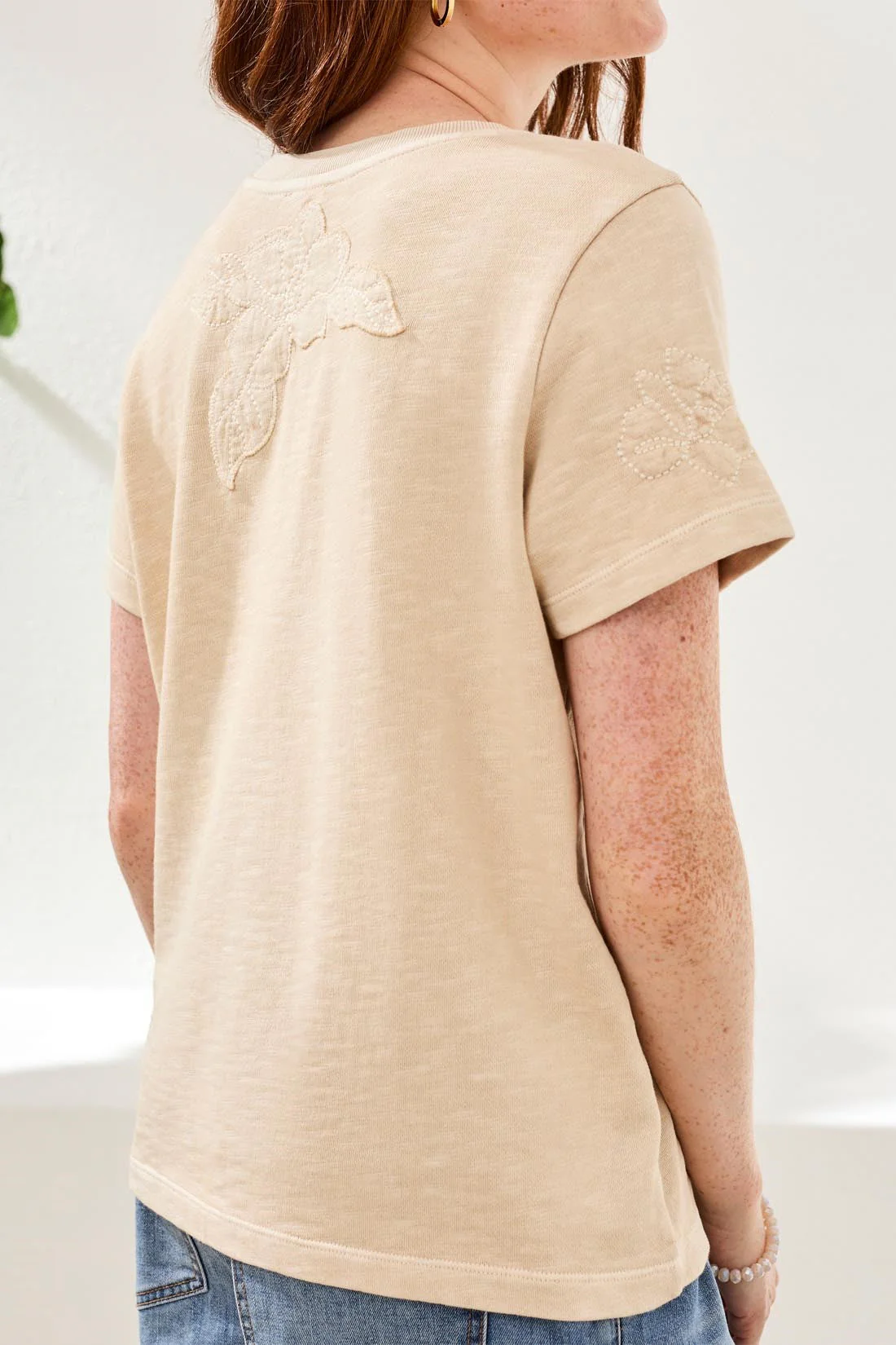 CREW NECK SHORT SLEEVE TEE WITH EMBROIDERED PATCHWORK - Image 6